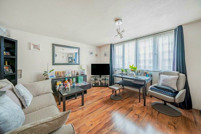 3 Bedroom Maisonette For Sale In Acacia Road, Wood Green, London, N22