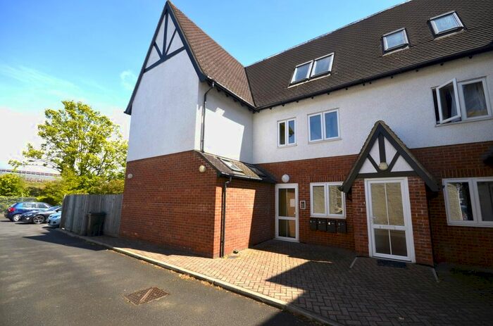1 Bedroom Flat To Rent In Flat Upside House, White Lion Road, Amersham, Buckinghamshire, HP7