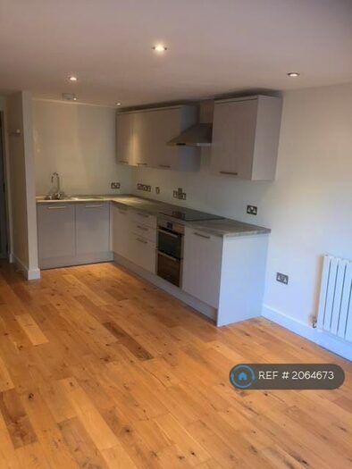 3 Bedroom Flat To Rent In Gloucester Road, Horfield, Bristol, BS7