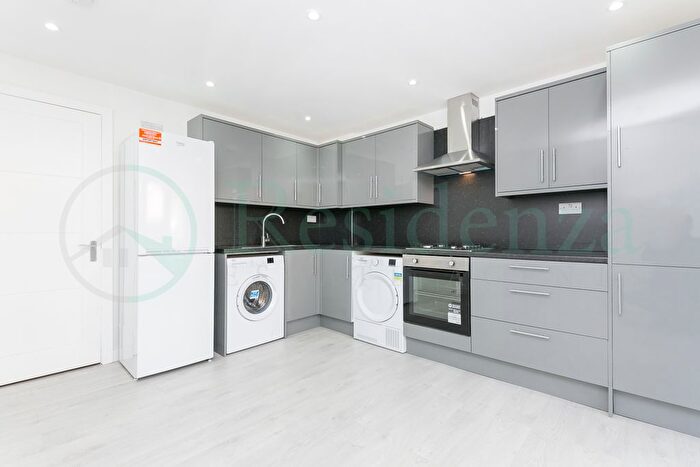 3 Bedroom Flat To Rent In Coverton Road, London, SW17