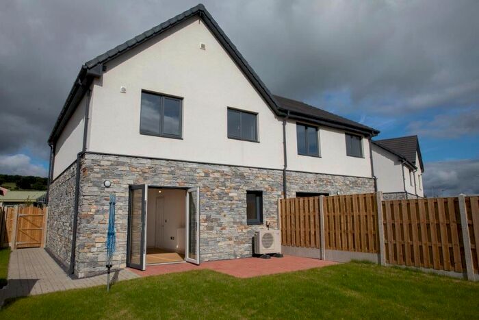 2 Bedroom Semi-Detached House To Rent In Glasdir, Rhuthin, LL15