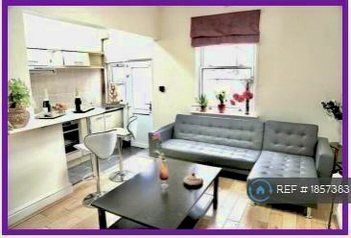 5 Bedroom Semi-Detached House To Rent In Hathersage Road, Manchester, M13