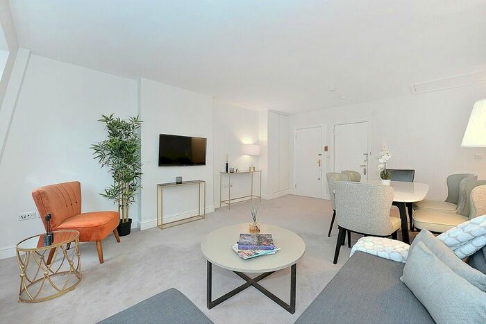 2 Bedroom Flat To Rent In Cadogan Square, Knightsbridge, SW1X