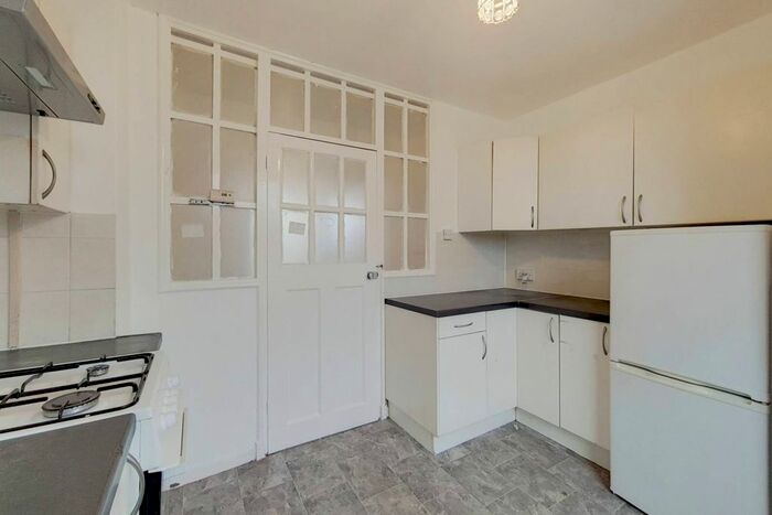 3 Bedroom Flat To Rent In High Path, South Wimbledon, London, SW19