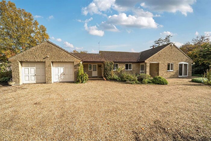 4 Bedroom Detached Bungalow For Sale In The Park, Yeovil, BA20