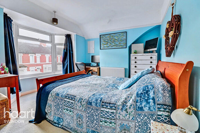 3 Bedroom Terraced House For Sale In Ferndale Road, Swindon, SN2