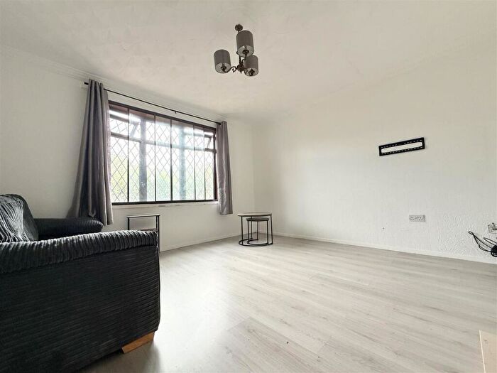 3 Bedroom Semi-Detached House For Sale In Aylestone Drive, Aylestone, LE2