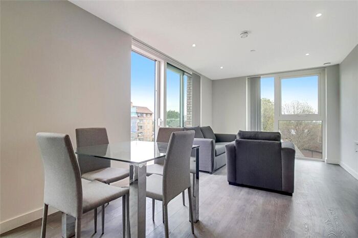 2 Bedroom Apartment To Rent In Sandpiper Building, N4