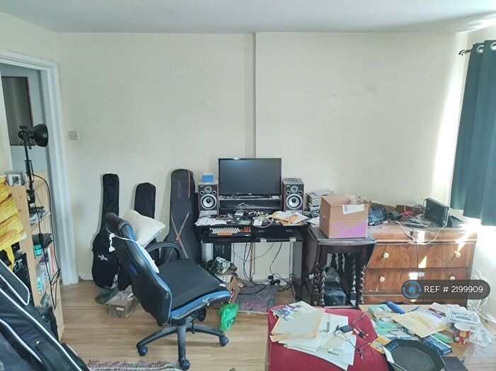 Studio To Rent In Edge Lane, Manchester, M21