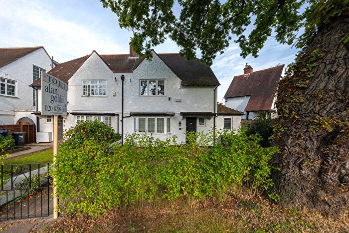 3 Bedroom Semi-Detached House To Rent In Crooked Usage, London, N3