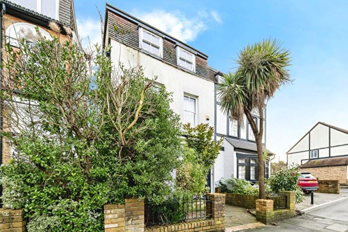 4 Bedroom Semi Detached House For Sale In Fullers Road, South Woodford, London, E18