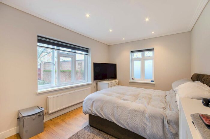 2 Bedroom Flat To Rent In Uxbridge Road, Ealing, London, W3