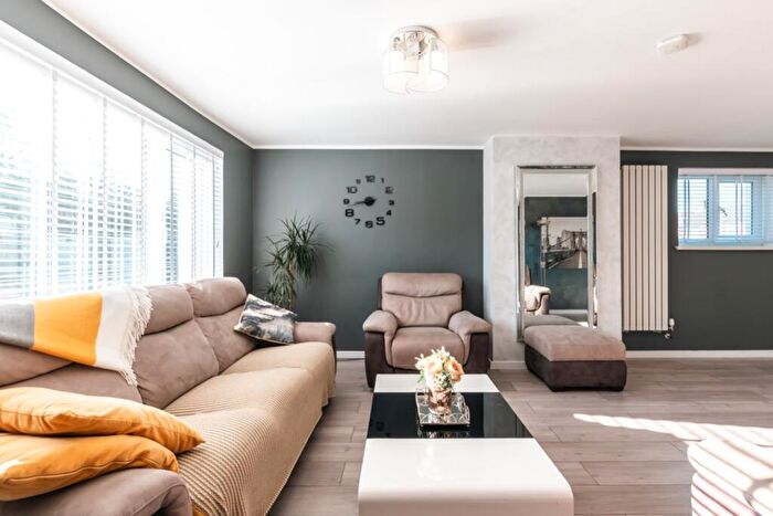 6 Bedroom Semi-Detached House For Sale In Cheriton Avenue, Southampton, Hampshire, SO18