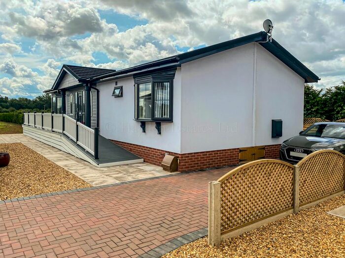 Mobile/park Home For Sale In Old School Lane, Wharfside, Burford