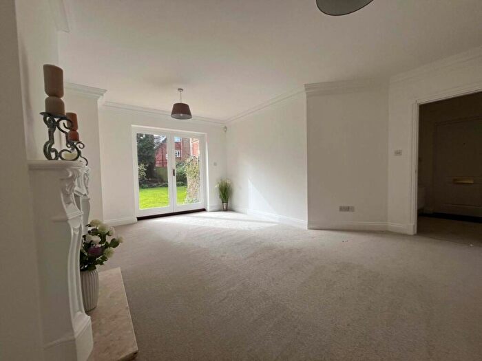 2 Bedroom Flat To Rent In Dean Park, Bournemouth * Outside Space*, BH1