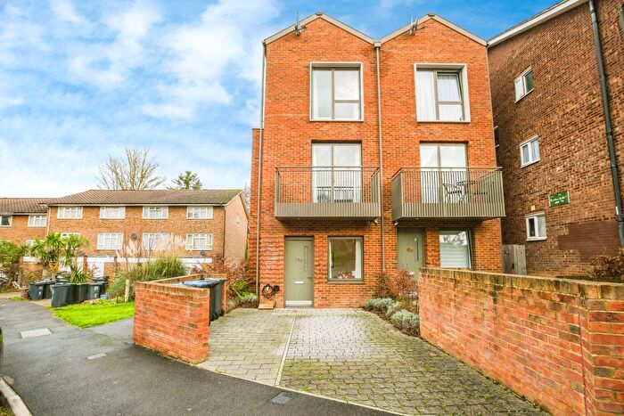 3 Bedroom Town House For Sale In Ravensdale Gardens, London, SE19