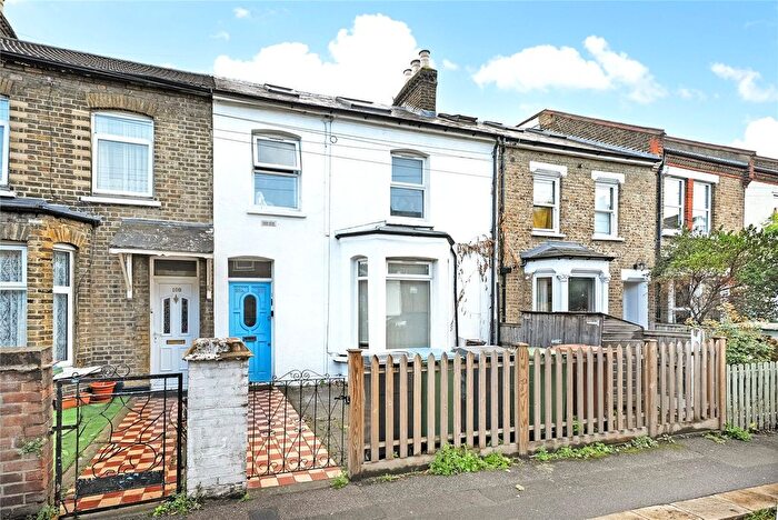3 Bedroom Flat For Sale In Grove Road, Walthamstow, London, E17