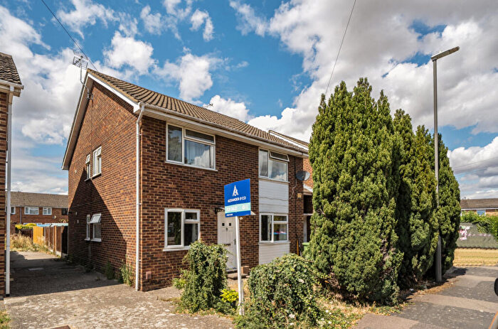 2 Bedroom Maisonette For Sale In Kenilworth Drive, Aylesbury, Buckinghamshire, HP19