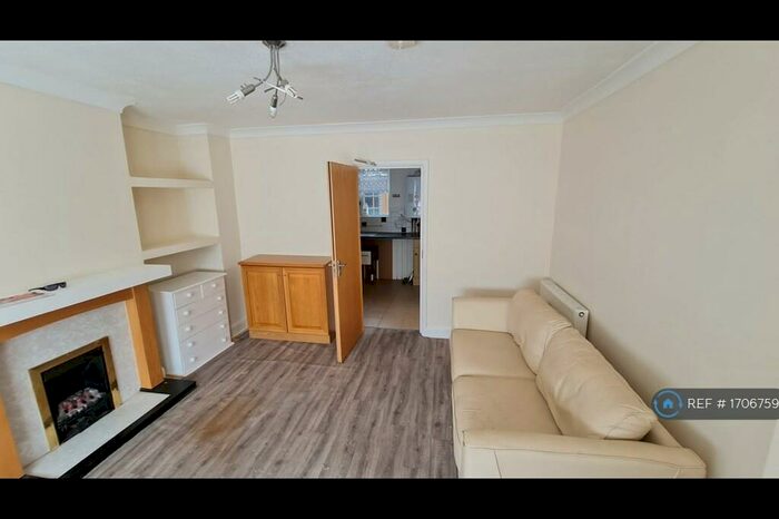 3 Bedroom Semi-Detached House To Rent In Chestnut Road, Southampton, SO16