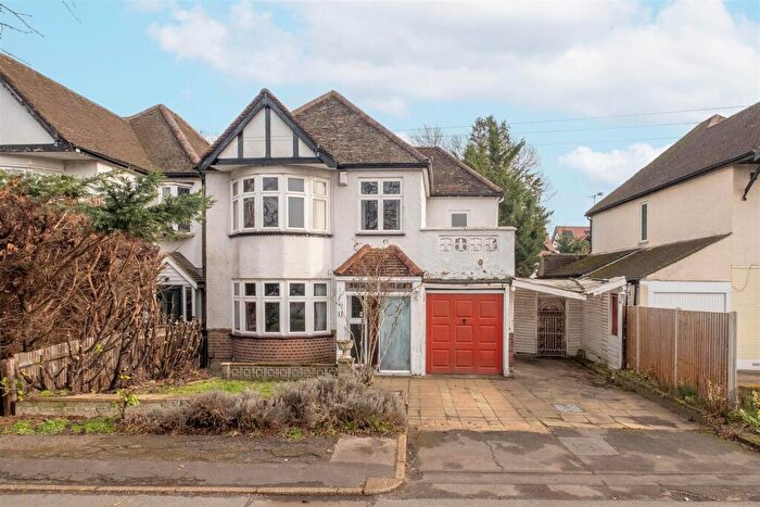4 Bedroom Detached House For Sale In Hampton Court Way, Thames Ditton, KT7