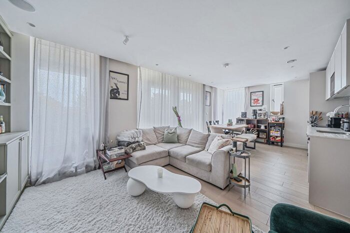 2 Bedroom Flat For Sale In Brixton Hill, London, SW2