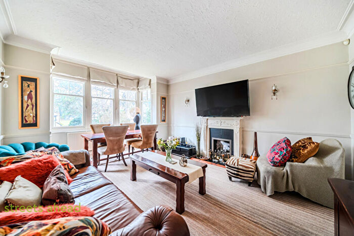 2 Bedroom Apartment For Sale In Foxley Lane, Purley, CR8