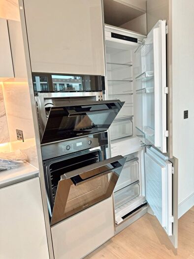 2 Bedroom Flat To Rent In Cascade Way, London, W12