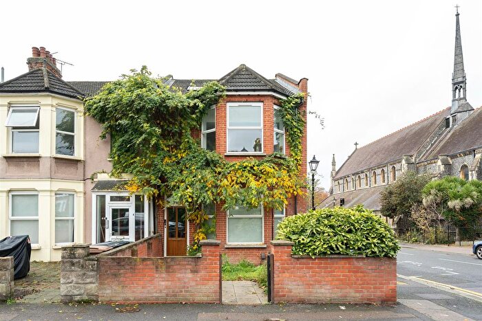 2 Bedroom Flat For Sale In Poppleton Road, Leytonstone, E11