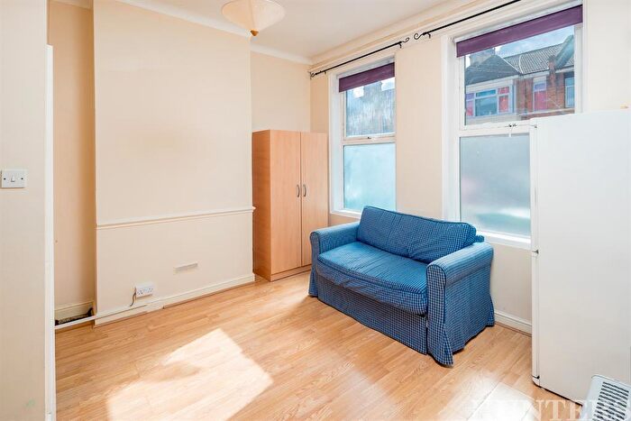 Studio To Rent In Napier Rd, London, N17