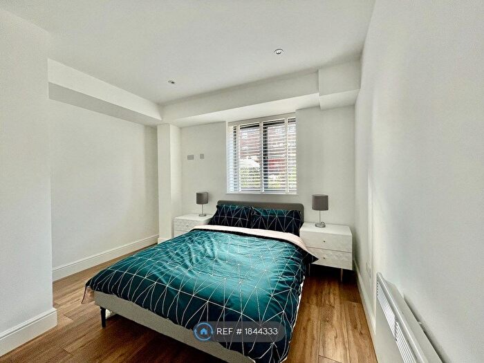 1 Bedroom Flat To Rent In Bramley Crescent, Ilford, IG2