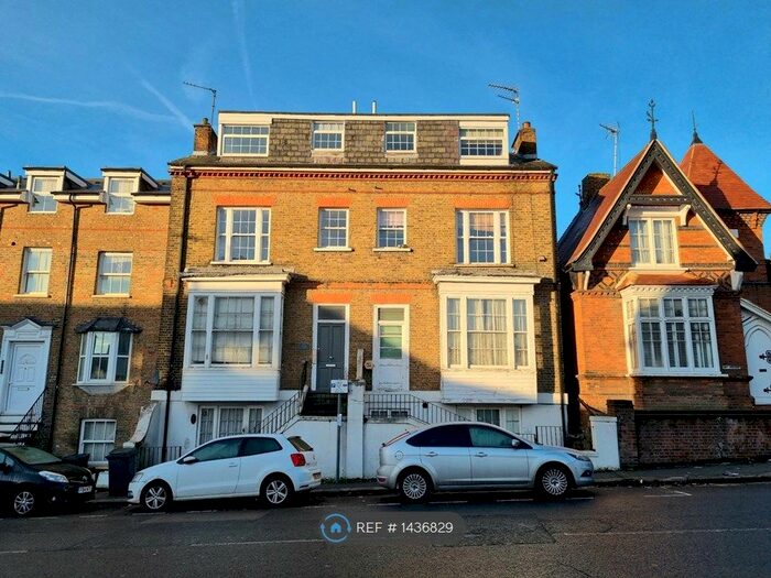 3 Bedroom Flat To Rent In Oak House, London, NW4