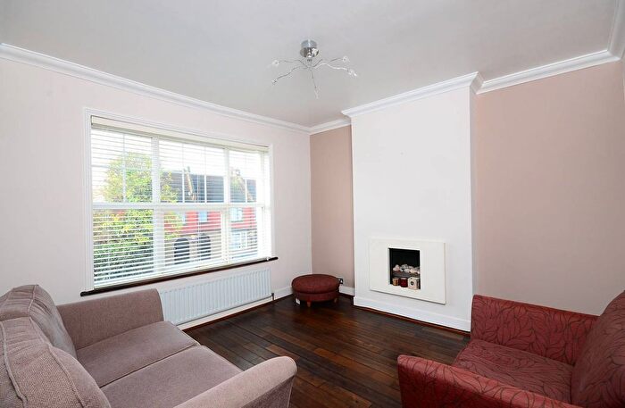 3 Bedroom Flat To Rent In Radbourne Road, Balham, London, SW12