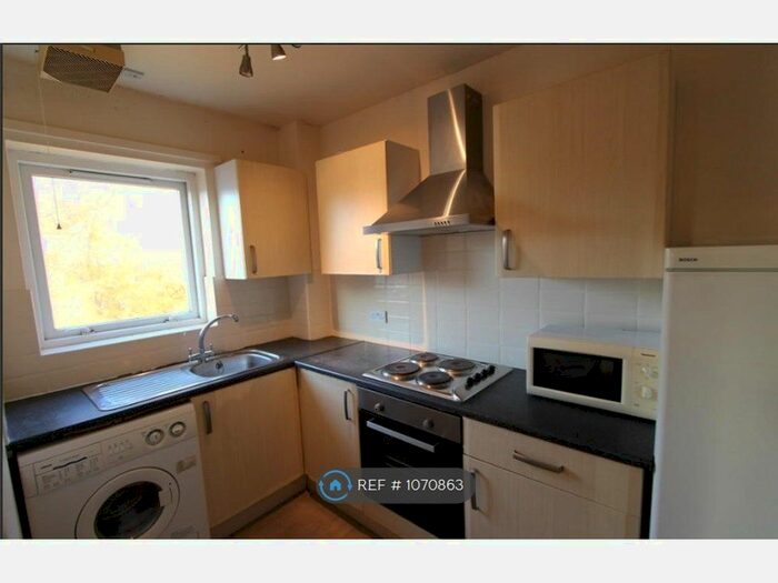 3 Bedroom Flat To Rent In Broom Walk, Sheffield, S3