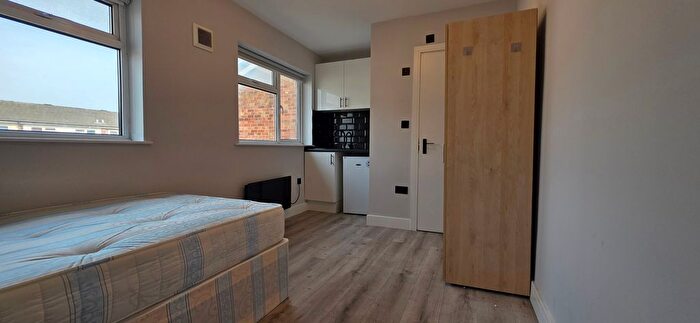 Studio To Rent In Merlin Close, Northolt, UB5