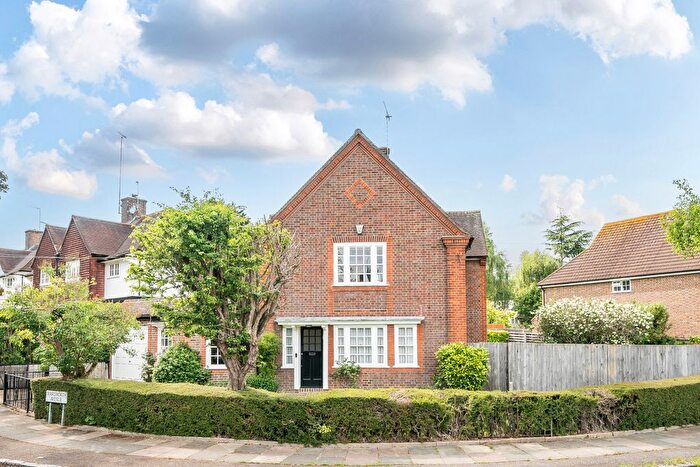 4 Bedroom Detached House For Sale In Marsworth Avenue, Pinner, HA5