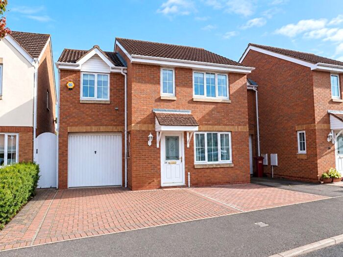 3 Bedroom Link Detached House To Rent In Deverills Way, Langley, Slough, Berkshire, SL3