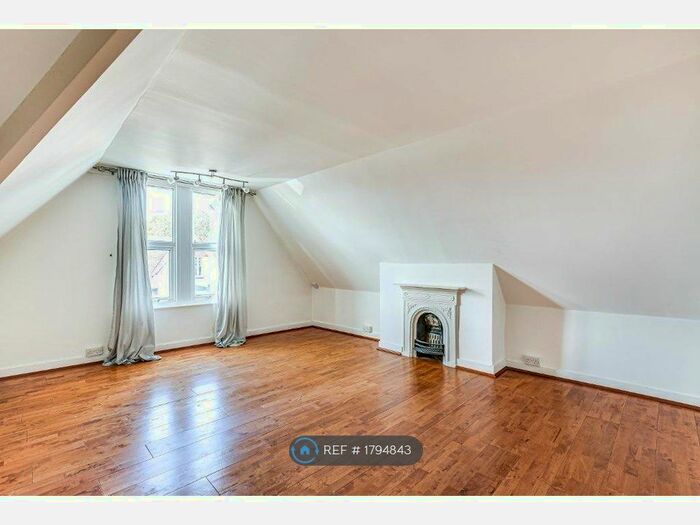 2 Bedroom Flat To Rent In Croham Hurst, South Croydon, CR2