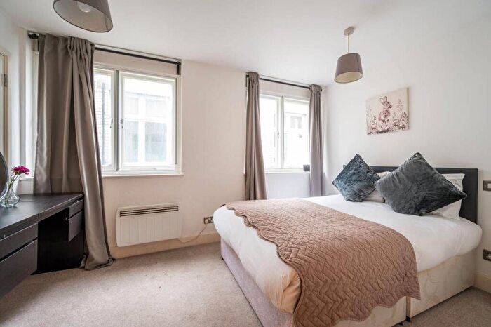 2 Bedroom Flat To Rent In Bride Court, City, London, EC4Y