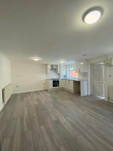 Studio To Rent In Oakwood Avenue, Southall, UB1