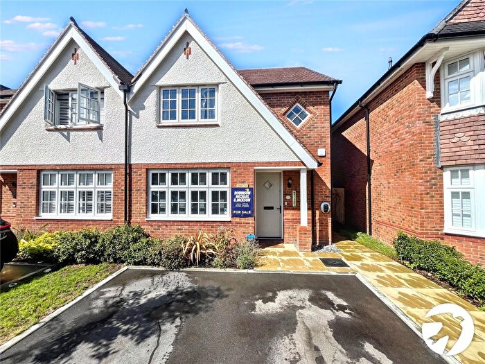 3 Bedroom Semi-detached House For Sale In Chestnut Lane, Sittingbourne, Kent, ME10