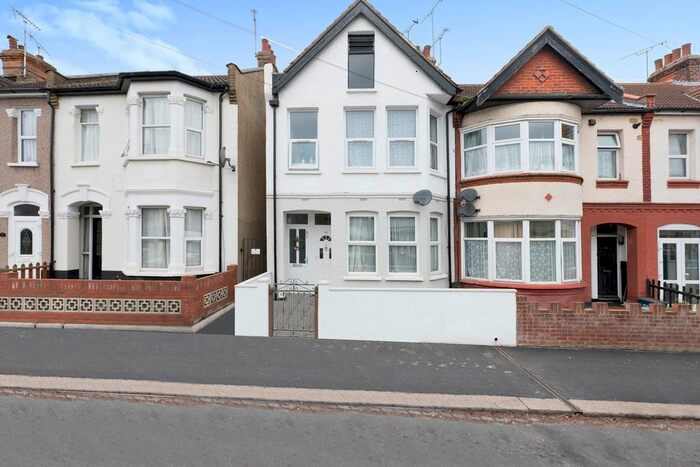 2 Bedroom Flat To Rent In Southview Drive, Westcliff-On-Sea, SS0