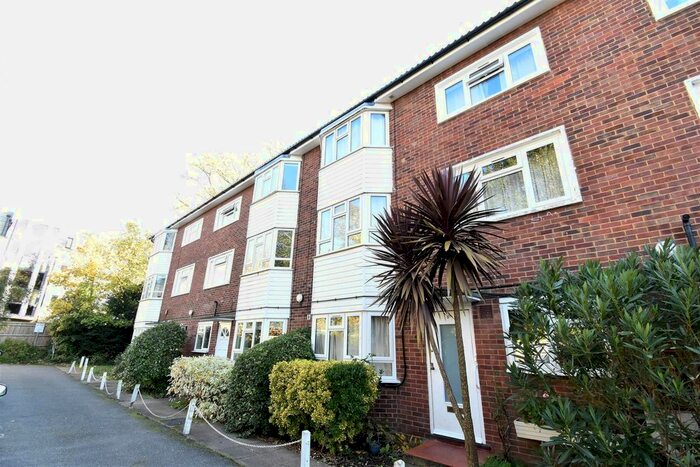 2 Bedroom Flat To Rent In South Bank, Surbiton, KT6