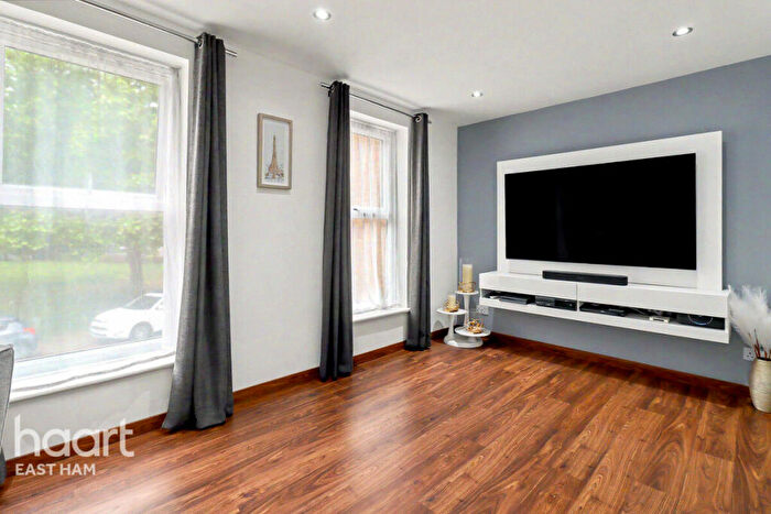 4 Bedroom Terraced House For Sale In Garnet Walk, London, E6