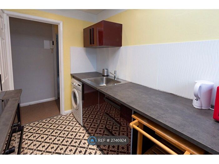 2 Bedroom Flat To Rent In East Street, London, SE17