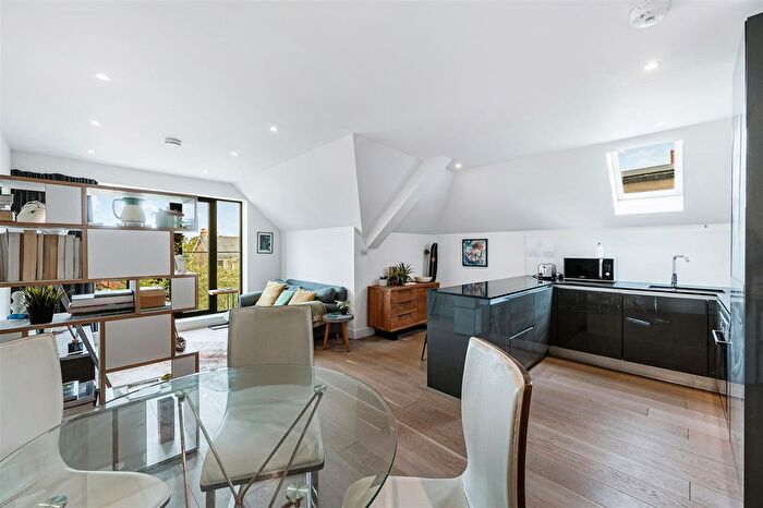 2 Bedroom Flat For Sale In Messaline Avenuee, London, W3
