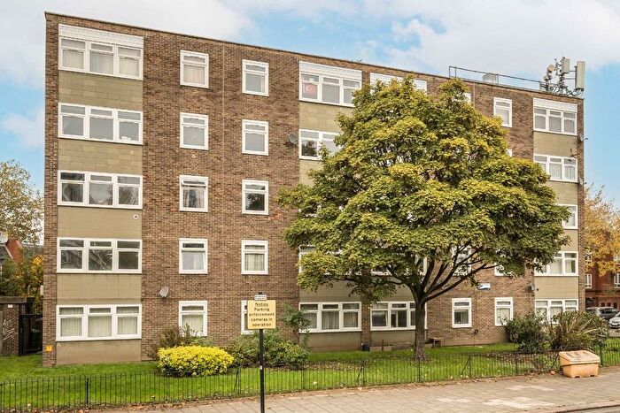 2 Bedroom Flat To Rent In Clapham Park Road, London, SW4