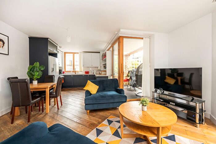 2 Bedroom Flat For Sale In Railway, Lockton Street, London, W10