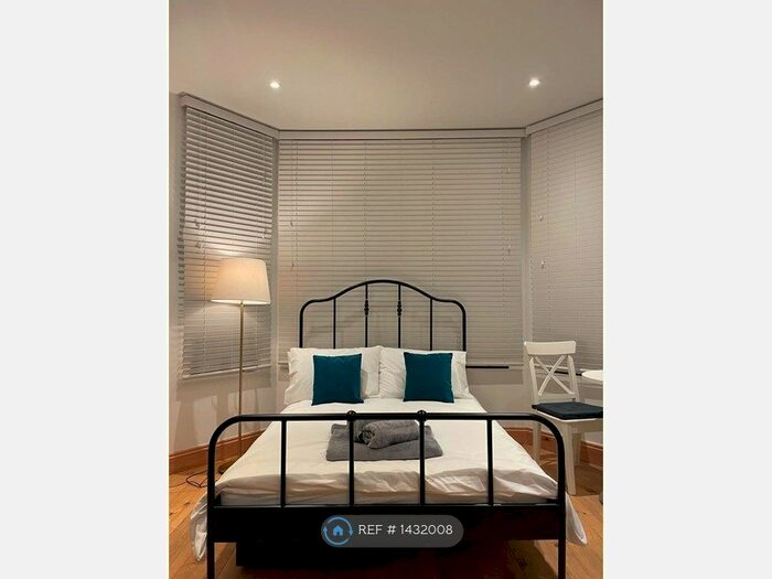 Studio To Rent In Friern Park, London, N12