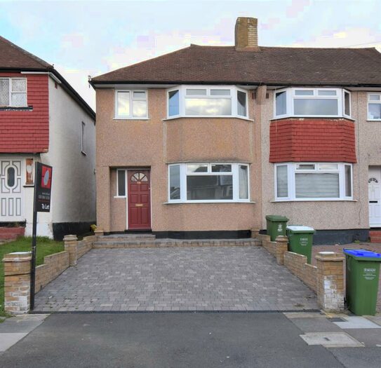 3 Bedroom End Of Terrace House To Rent In Ridgeway West Sidcup, DA15