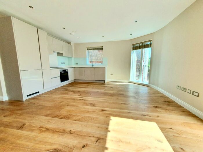 3 Bedroom Flat To Rent In Holloway Road, London, N19